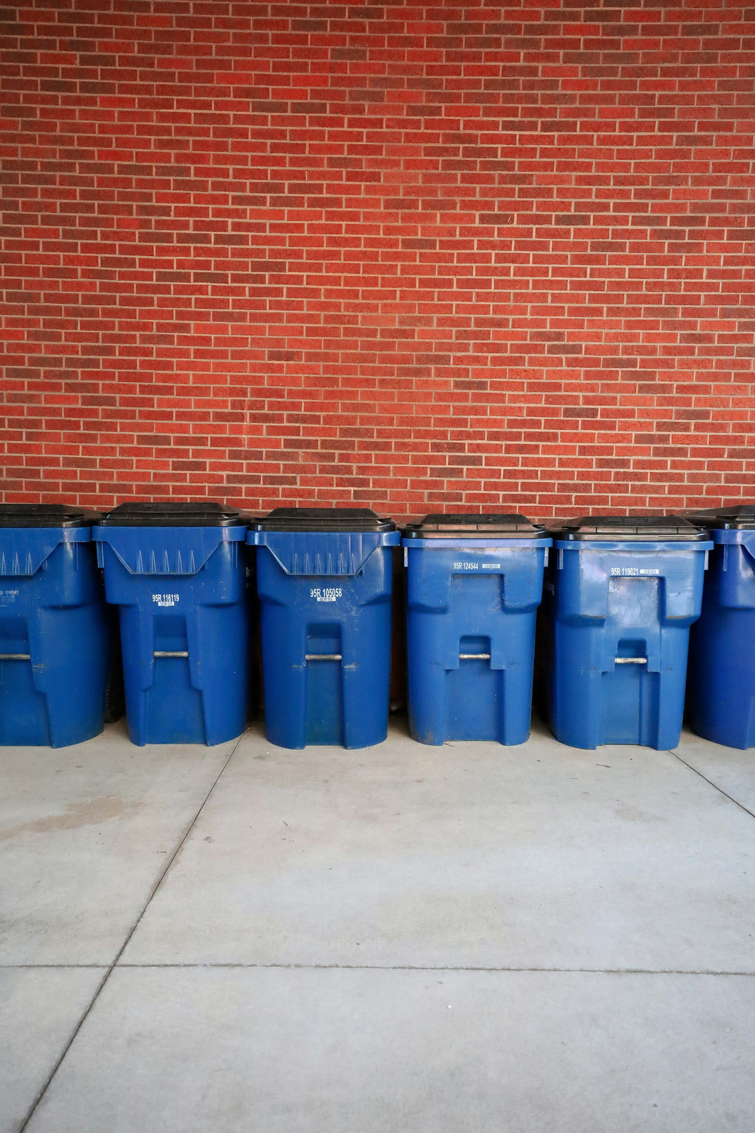 Step-On Trash Cans: How Hands-Free Operation Fits Healthcare and Workplace Settings