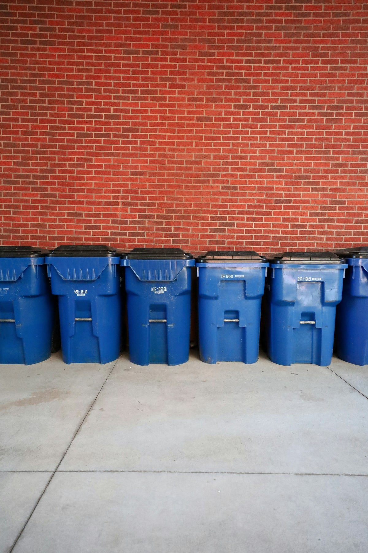 Step-On Trash Cans: How Hands-Free Operation Fits Healthcare and Workplace Settings