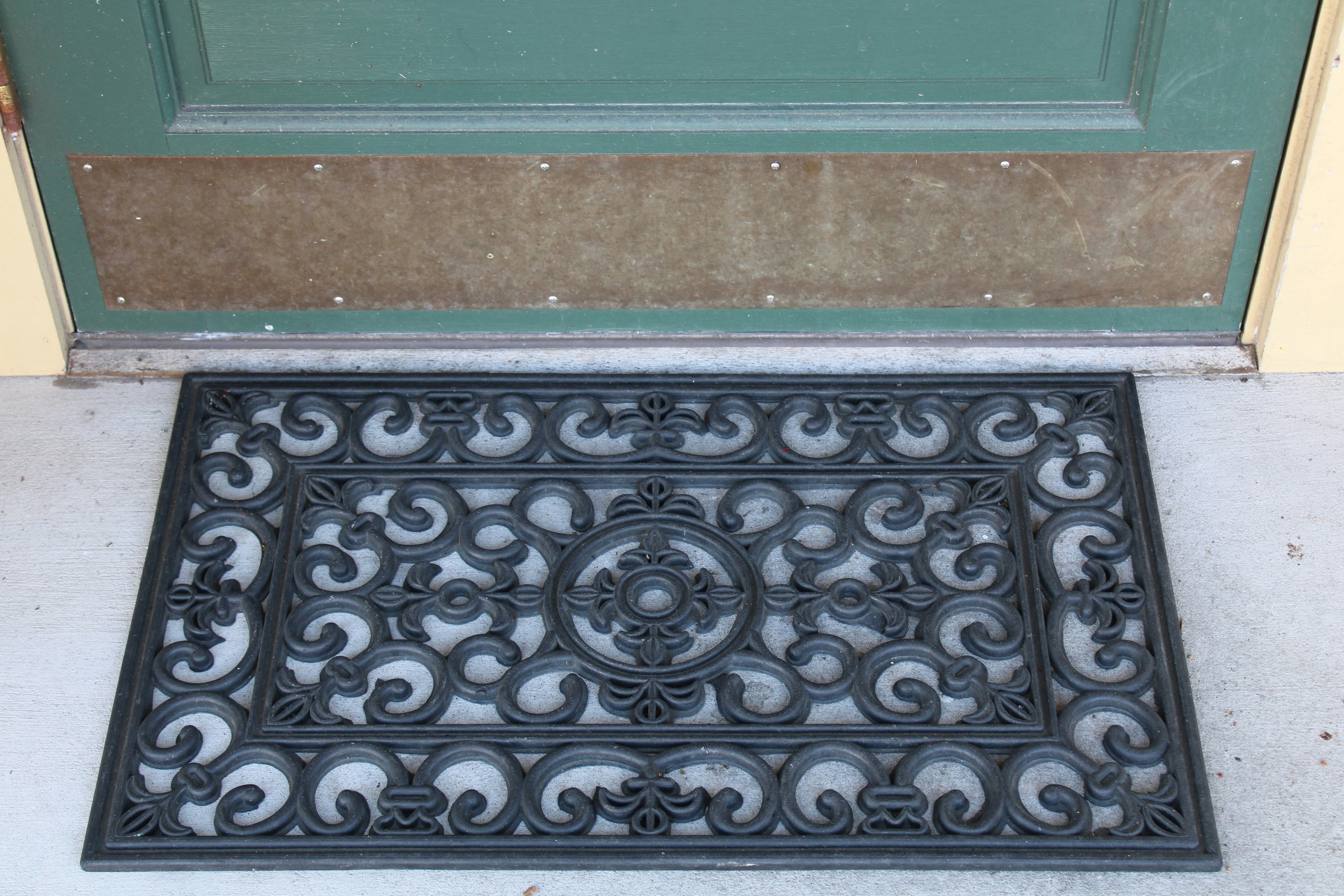 What to Look for in an Entryway Rug for Everyday Dirt