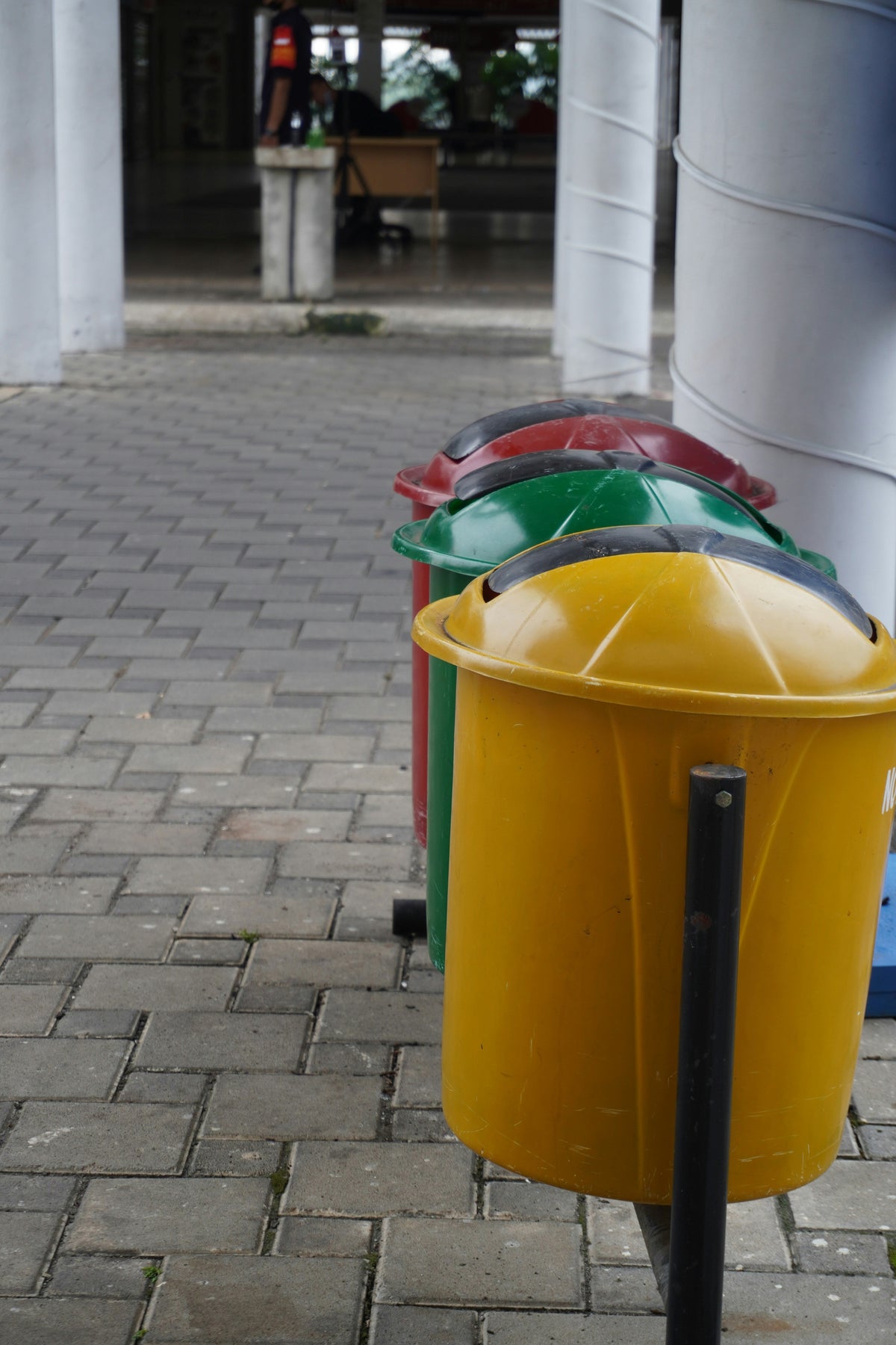 Slim Trash Receptacles: How to Save Floor Space in Commercial Areas
