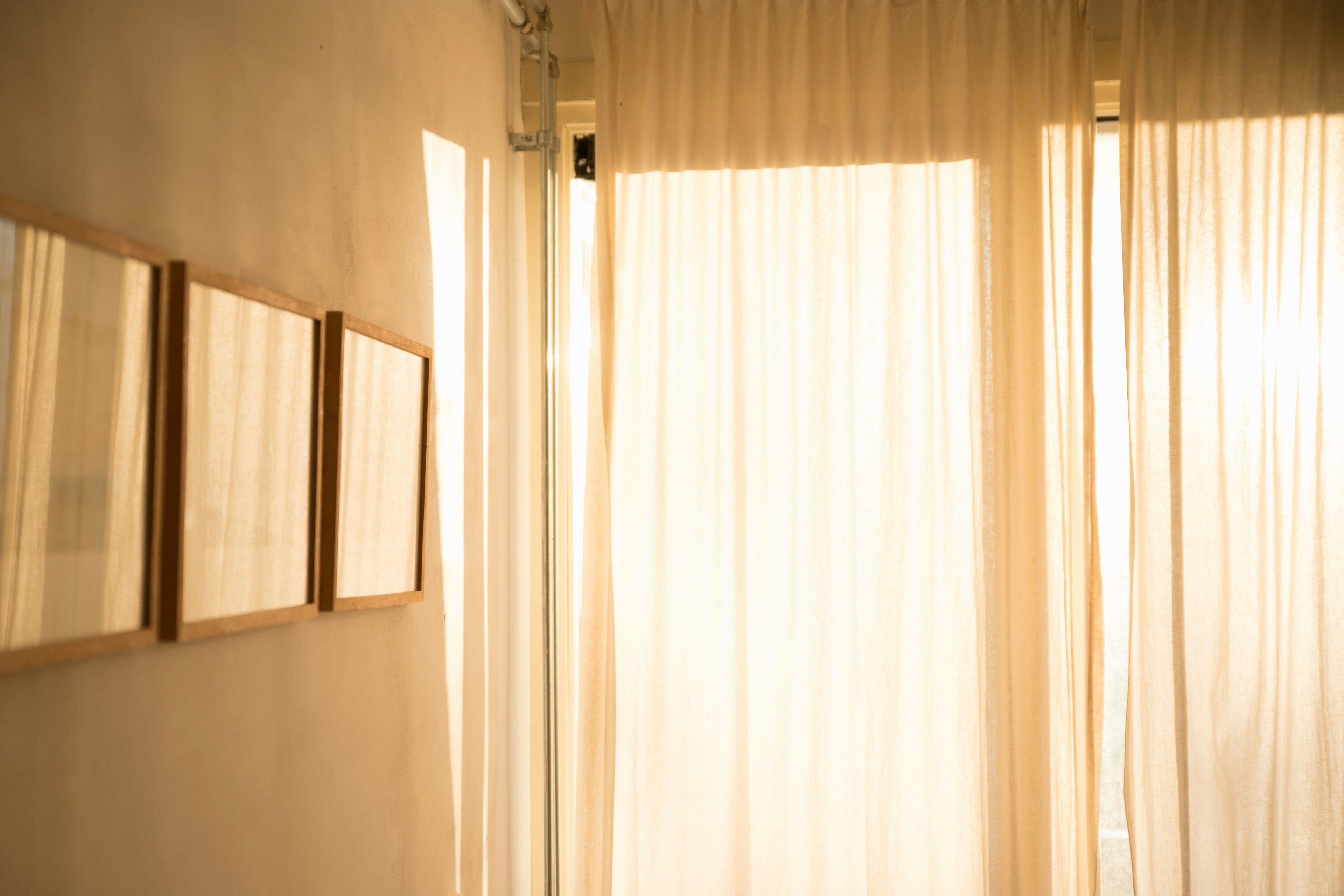 How Curtain Hardware Finishes Affect the Look of a Room